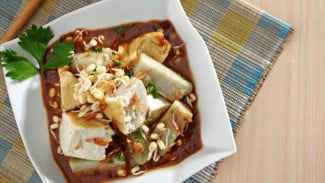 Lontong Tahu Bumbu Medok, Cocok untuk Sarapan