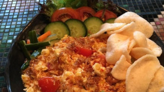 Nasi Goreng Gila, Hidangan Jalanan yang Tak Pernah Kedaluwarsa