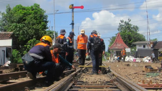 Jelang Nataru, PT KAI Daop 9 Perkuat Prasarana Jalur Kereta Api