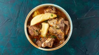 Sop Iga Sapi Bening, Hidangan Hangat Kaya Kaldu untuk Keluarga