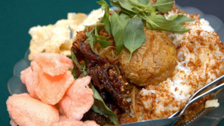 Nasi Ulam Betawi, Kuliner Tradisional Gurih & Lezat untuk Sarapan
