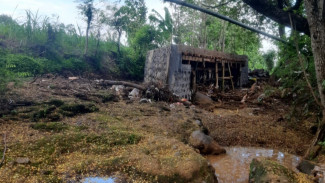 Jembatan DPU CKPP Banyuwangi Mangkrak 2 Pekan, Warga Desa Watukebo Jalan Memutar 1 Jam