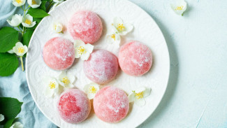 6 Langkah Mudah Membuat Mochi Semangka Sendiri di Dapur
