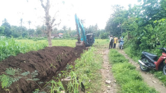 One Piece Indonesia Omah Wongsorejo Bangun Drainase, Antisipasi Banjir di Desa Bangsring