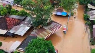 Pasuruan Timur Terjangkit Banjir Parah, Ketinggian Air Capai 1 Meter di Winongan