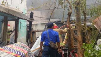 Kebakaran di Gang Sempit Sukoharjo, Damkar Bobol Tembok untuk Padamkan Api