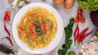Resep Simple Untuk Ide Sarapan Ala Chef Devina Hermawan, Telur Cabai Hijau Iris