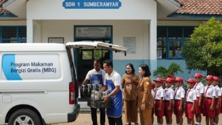 Kesaksian Kepsek SDN 1 Sumberanyar: Bau Asam Menyengat Saat Ompreng MBG Dibuka!