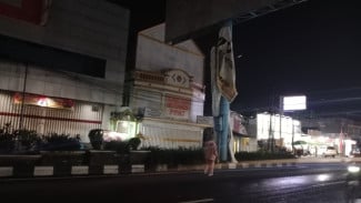 Larut Malam, Satpol PP Evakuasi Banner Jatuh di Jalan Panglima Sudirman