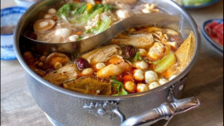 Hangatkan Badan Saat Hujan! Resep Hotpot Bakso Kuah Pedas