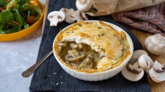 Resep Miso Chicken Mushroom Pot Pie Praktis Pakai Puff Pastry Untuk Makan Malam