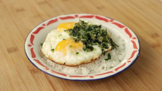 Menu Hemat Rasa Sultan, Resep Nasi Telur Ceplok ala Chef Devina Hermawan