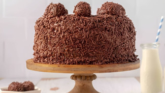 Cara Membuat Brigadeiro Cake yang Moist dengan Taburan Meises Melimpah