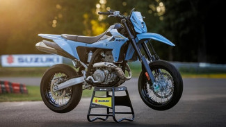 Suzuki DRZ4SM Muncul Di IIMS 2026, Berikut Spesifikasi Dan Fiturnya