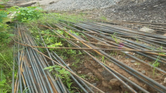 Babinsa Alasbuluh Diduga Abaikan Perintah Dandim Banyuwangi Bongkar Besi Polos di Proyek KDMP