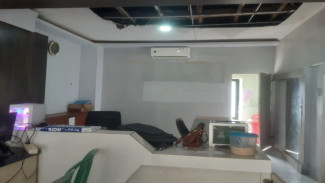 8 Lobang Plafon Kantor Desa Sumber Kencono Jebol, Pelayanan Publik Terancam
