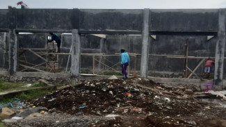 Kades Bajulmati Sidak Proyek KDMP, Kecewa Progres Sangat Lambat!