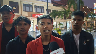Mahasiswa Pencinta Polisi Gelar Aksi di Polresta Banyuwangi, Serahkan 'THR' untuk Polri