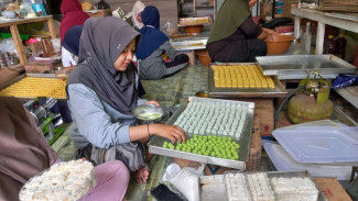 Pesanan Kue Kering Lebaran Turun, Pengusaha di Probolinggo Produksi dari 1.500 Jadi 900 Toples