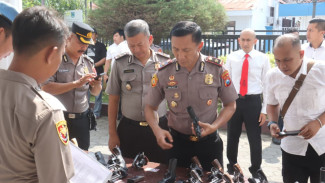 Satu per Satu Senpi Anggota Dicek, Administrasi Lengkap Tanpa Pelanggaran