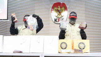 KPK: Setelah Memeras, Bupati Cilacap Bakal Bagi-bagi THR Rp20-100 Juta