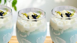 Tanpa Kopi, Tetap Kekinian! Resep Cloudy Latte dari Teh Bunga Telang