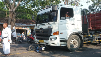 Diduga Terserempet Truk, Pengendara Motor Terjatuh Lalu Tertabrak Truk Trailer