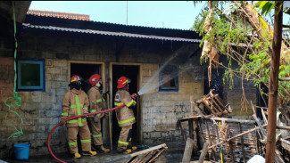 Andalkan Ember Hingga Sungai Kecil, Warga Berhasil Menahan Amukan Api Sebelum Damkar Tiba