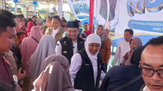 Salurkan Bansos di Kota Probolinggo, Khofifah Apresiasi Kemiskinan Turun 0,69 Persen dan Inflasi 3,1 Persen