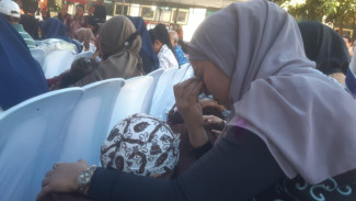 Tangis Pecah di SDN 1 Bajulmati: 45 Murid Bersimpuh di Kaki Orang Tua