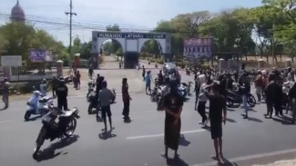 Jalur Pantura Grati-Pasuruan diblokir Ratusan Massa