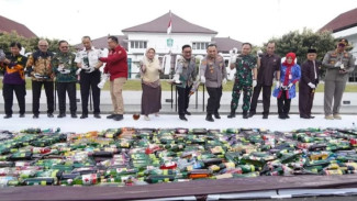Musnahkan Ribuan Botol, Bupati Lumajang Tegaskan Tak Terbitkan Izin Perdagangan Minuman Beralkohol