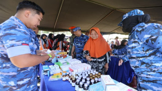 Rela Antre Sejak Pagi, Ratusan Warga Banyuwangi Serbu Pengobatan Gratis dari TNI AU
