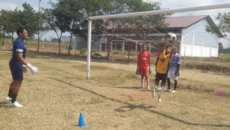 Legenda Kiper Perseba Yanuar Tri Firmanda Latih Penjaga Gawang Siswa MTsN 12 Banyuwangi