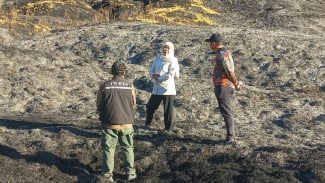 Helikopter BNPB Mulai Water Bombing, Gubernur Targetkan Kebakaran Bromo Padam Hari Keenam