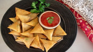 Samosa Isi Daging, Cemilan Khas India yang Renyah dengan Saus Yogurt