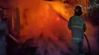 Malam-Malam, Eks Kantor KPU Probolinggo Terbakar Gara-Gara Tumpukan Kayu