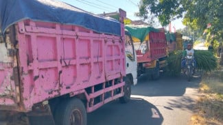 Detik-detik Warga Hentikan Rombongan Dump Truk Pengangkut Tanah Urug di Desa Alasrejo