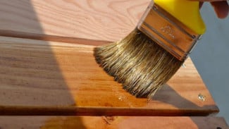 Kenapa Furnitur Outdoor Wajib Dilapisi Vernis Khusus?