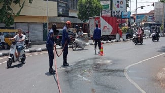 Tumpahan Solar di Kota Probolinggo Bikin Tiga Orang Jadi Korban, Damkar Tiba dalam 3 Menit