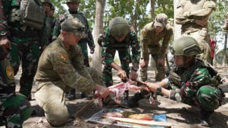 Dari Dedaunan hingga Satwa Liar, TNI-Australia Pelajari Sumber Makanan untuk Bertahan Hidup