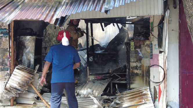 Ditinggal Pemiliknya, Toko kelontong di Banyuwangi hangus terbakar