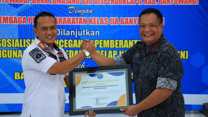 Kalapas Banyuwangi berikan Piagam MOU TKS kepada Kepala BNNK Lumajang