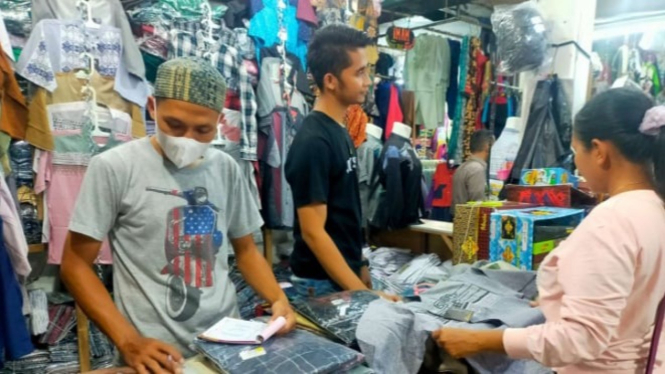 Pedagang baju di pasar jelang hari raya Idul Fitri