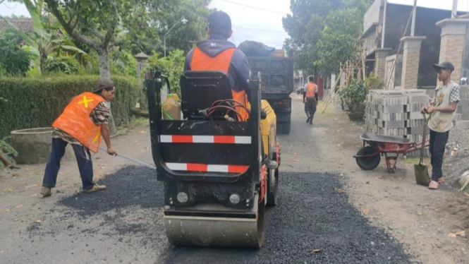 Perbaikan jalan poros kecamatan jelang arus mudik
