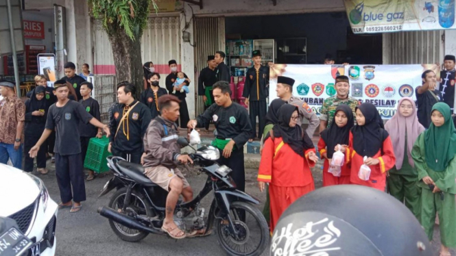 Perguruan silat di Banyuwangi bagikan takjil gratis