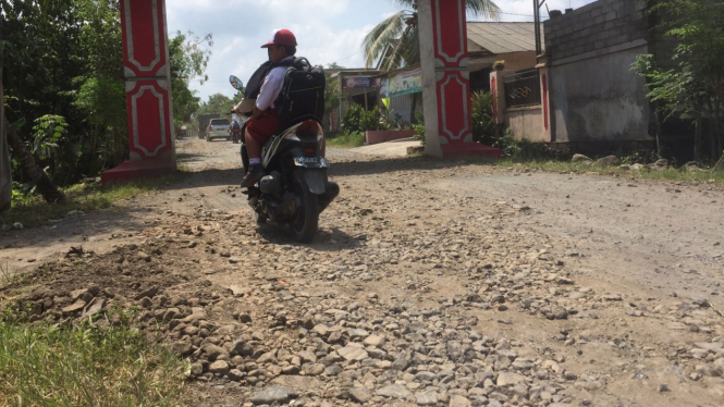 Jalan Desa Cluring yang masih rusak parah