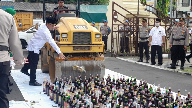 Sekretaris Daerah Mujiono menunjukkan ratusan botol miras dimusnahkam