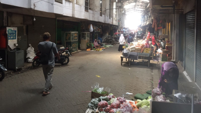 Situasai di dalam Pasar Genteng masih terpantau lengang