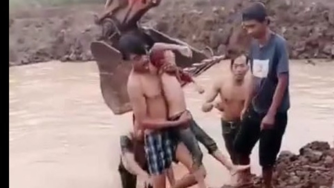 Tangkapan layar video viral evakuai korban tenggelam